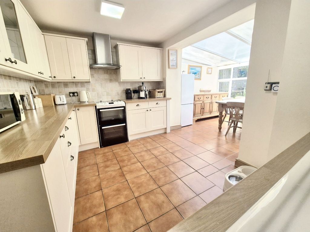 Property photo 3 of 17 Kitchen