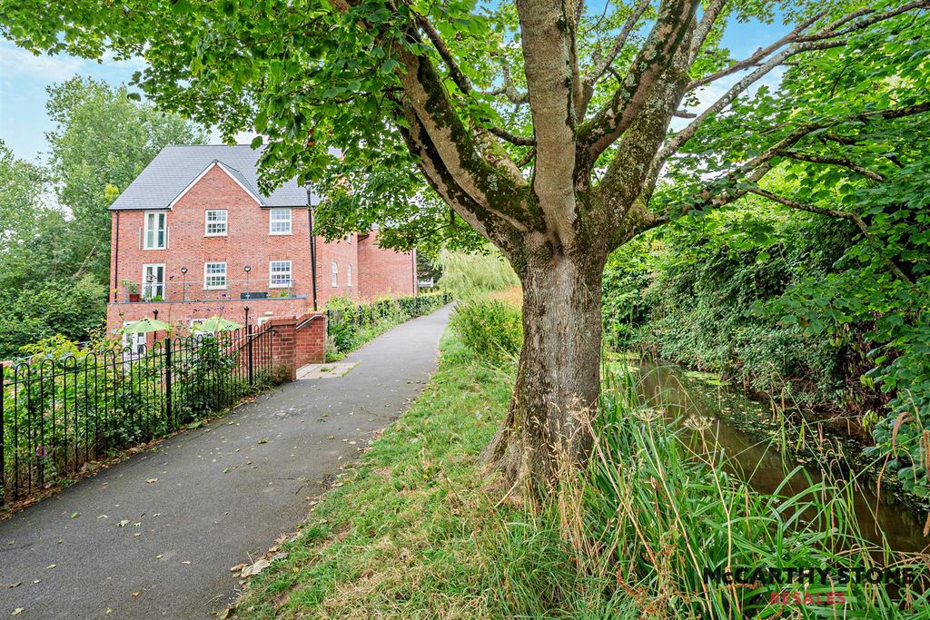 Property photo 3 of 24 Tumbling Weir Court