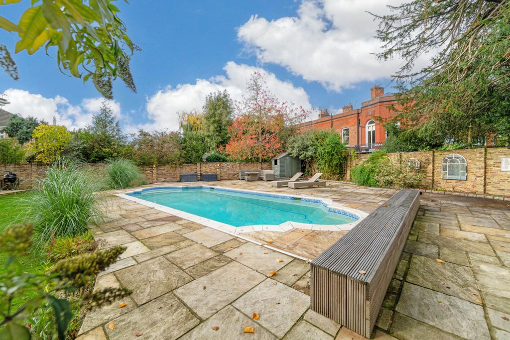 Property photo 2 of 25