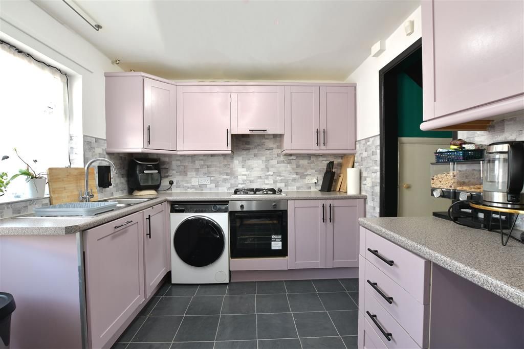 Property photo 2 of 8 Kitchen
