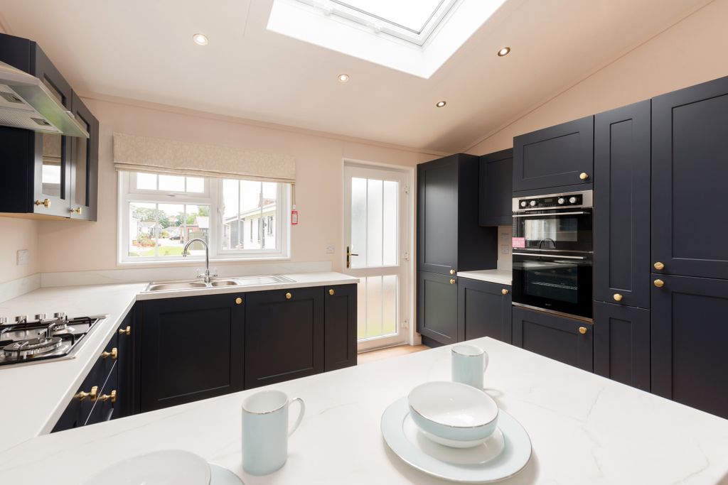 Property photo 3 of 18 Kitchen