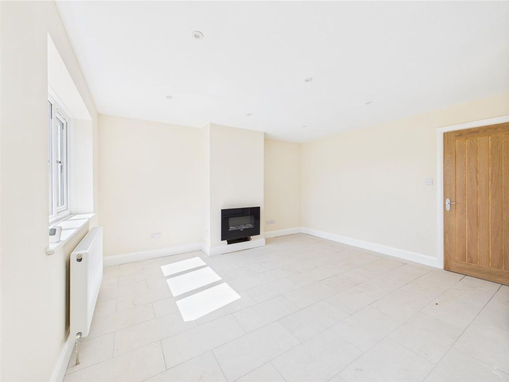 Property photo 3 of 21 Cam04116G0-Pr0194-Still005.Jpg