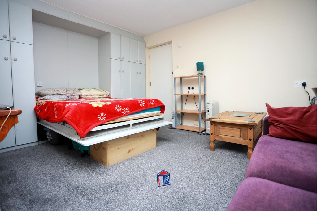 Property photo 2 of 10 Studio