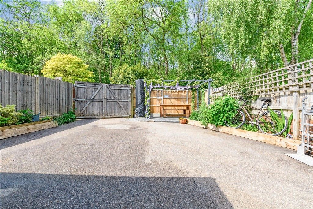 Property photo 3 of 9 Driveway/Parking