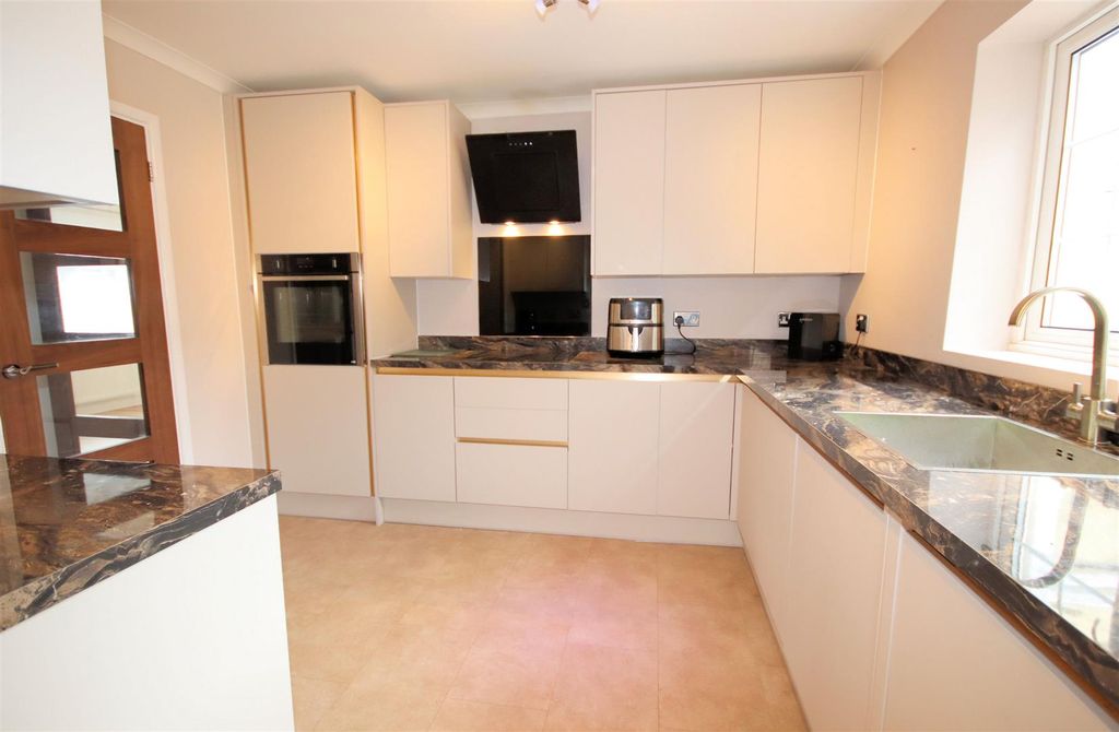 Property photo 3 of 27 Fitted Kitchen/Breakfast Room