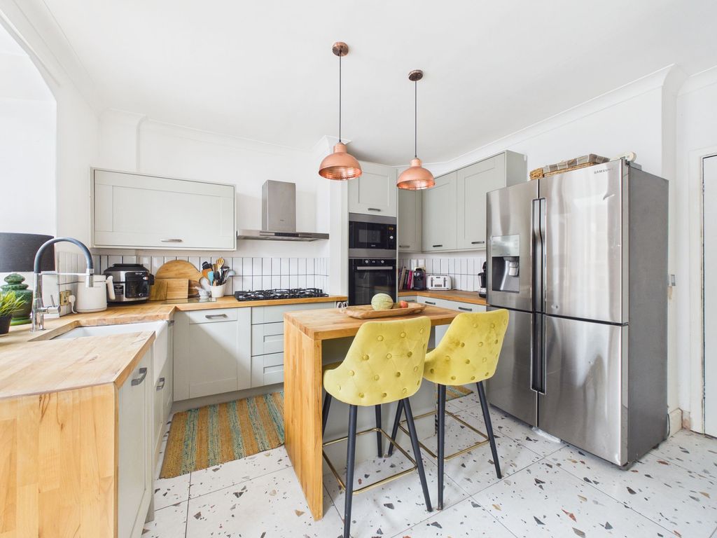 Property photo 3 of 32 Breakfast Kitchen