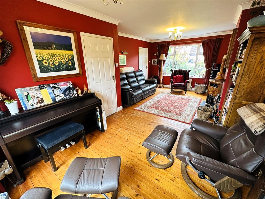 Property photo 2 of 21 Lounge