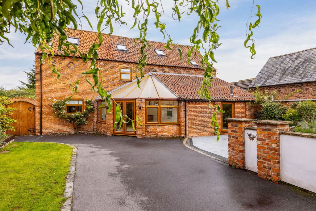 Property photo 1 of 28