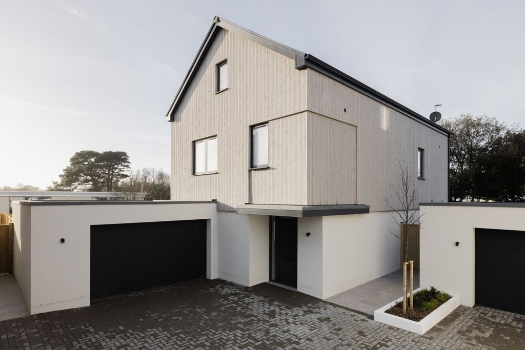 Property photo 2 of 20