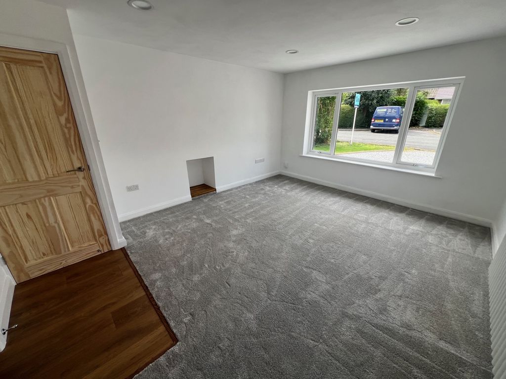 Property photo 3 of 17 Lounge