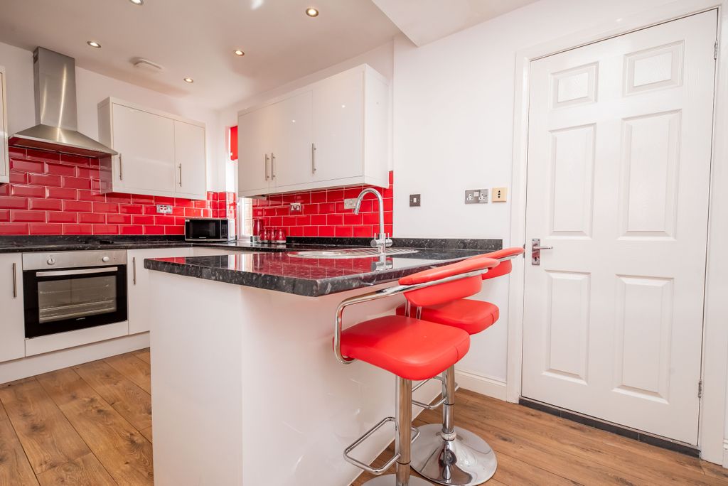 Property photo 3 of 16 Kitchen