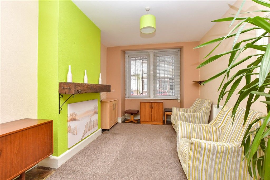 Property photo 3 of 8 Lounge