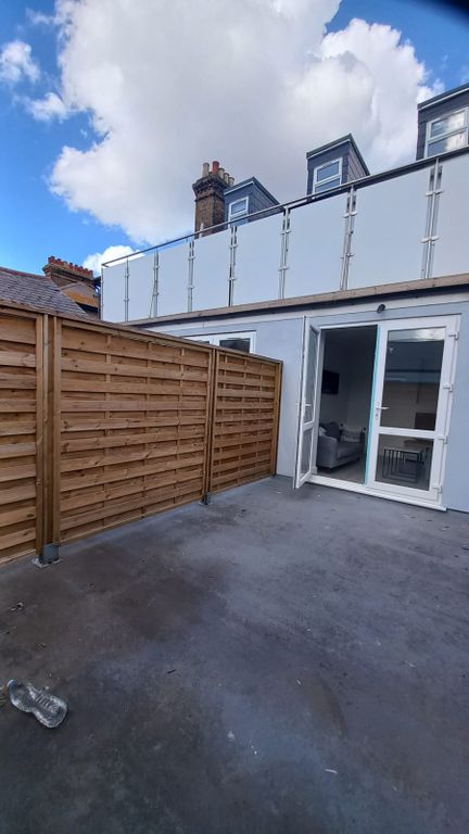 Property photo 1 of 8 3 Bedroom First Floor Flat In The City Centre Of Southend On Sea