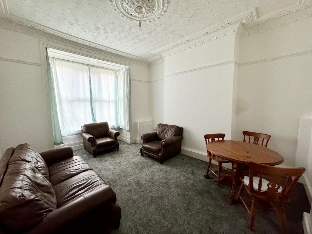Property photo 3 of 17 Lounge