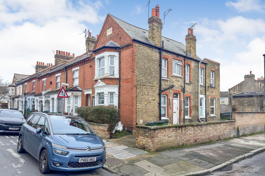 Property photo 1 of 17 15 Macoma Terrace, Plumstead, London, Se18 2Qn