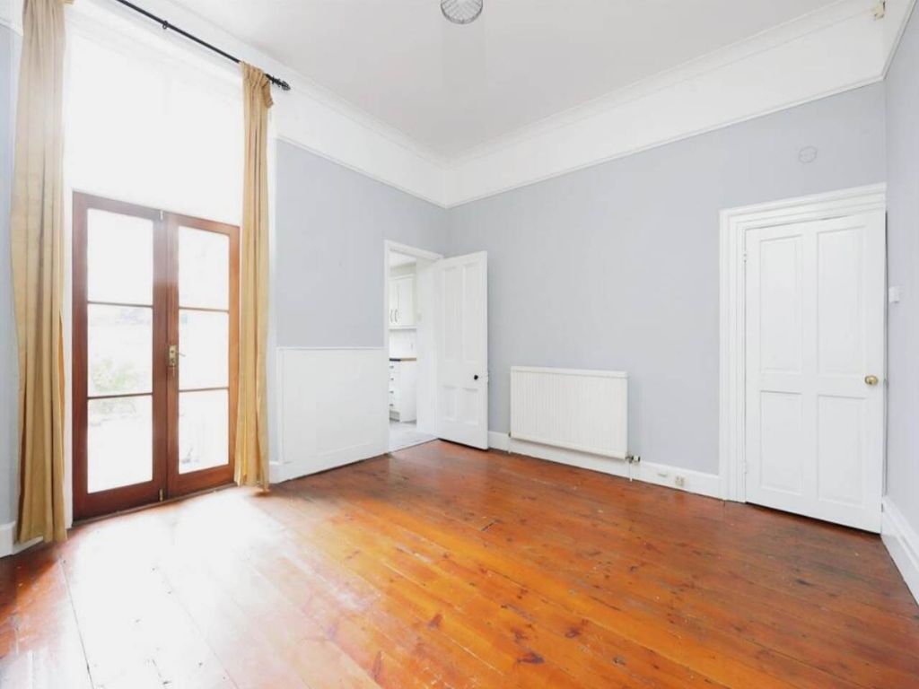 Property photo 3 of 16 15 St Lawrence 003