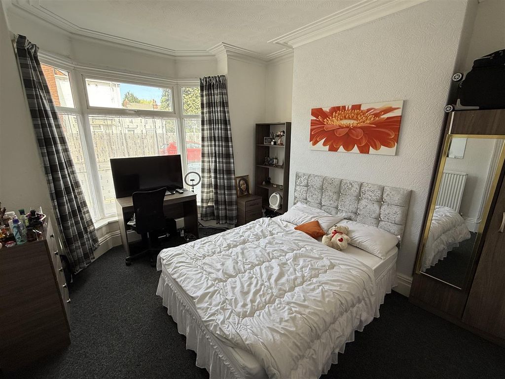 Property photo 3 of 10 Bed 1.Jpg