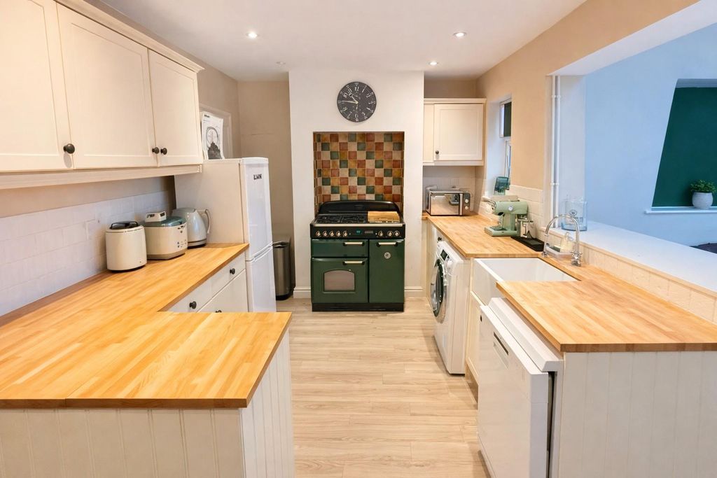 Property photo 3 of 10 Kitchen.Jpg
