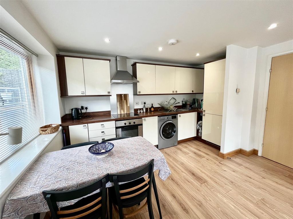 Property photo 3 of 7 Kitchen/Dining Area