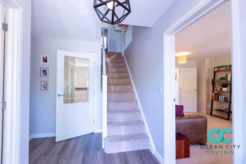 Property photo 3 of 37 Foyer