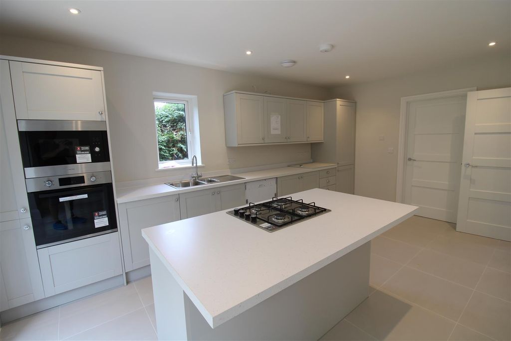 Property photo 3 of 21 Kitchen