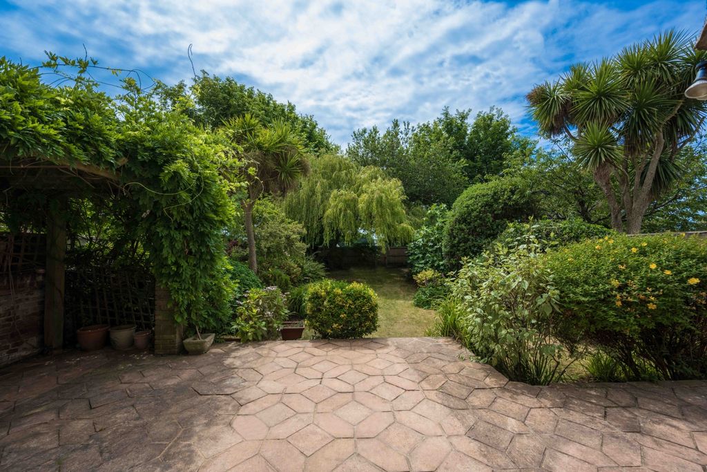 Property photo 2 of 23 Garden