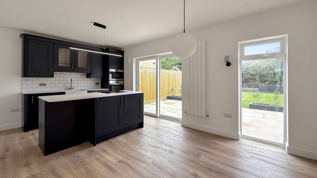Property photo 3 of 17 Kitchen/Dining Room