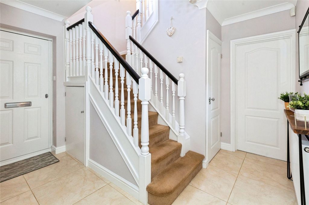 Property photo 2 of 31 Entrance Hall