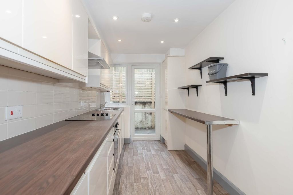 Property photo 3 of 18 Blatchington Rd_9.Jpg