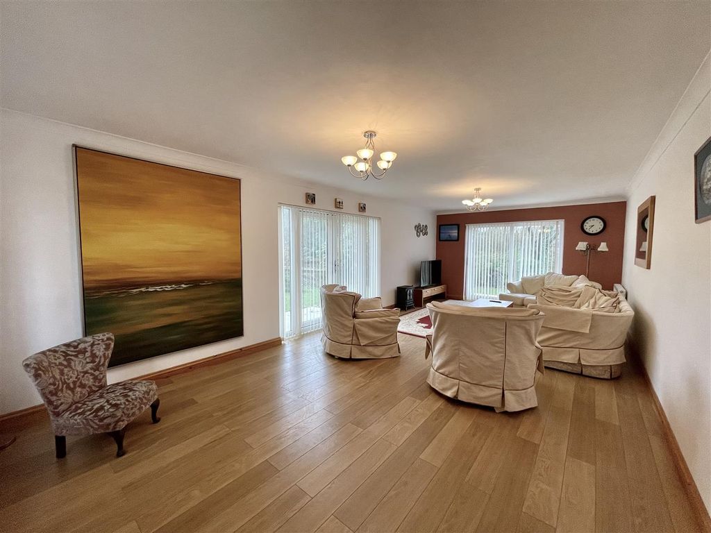 Property photo 2 of 30 Lounge