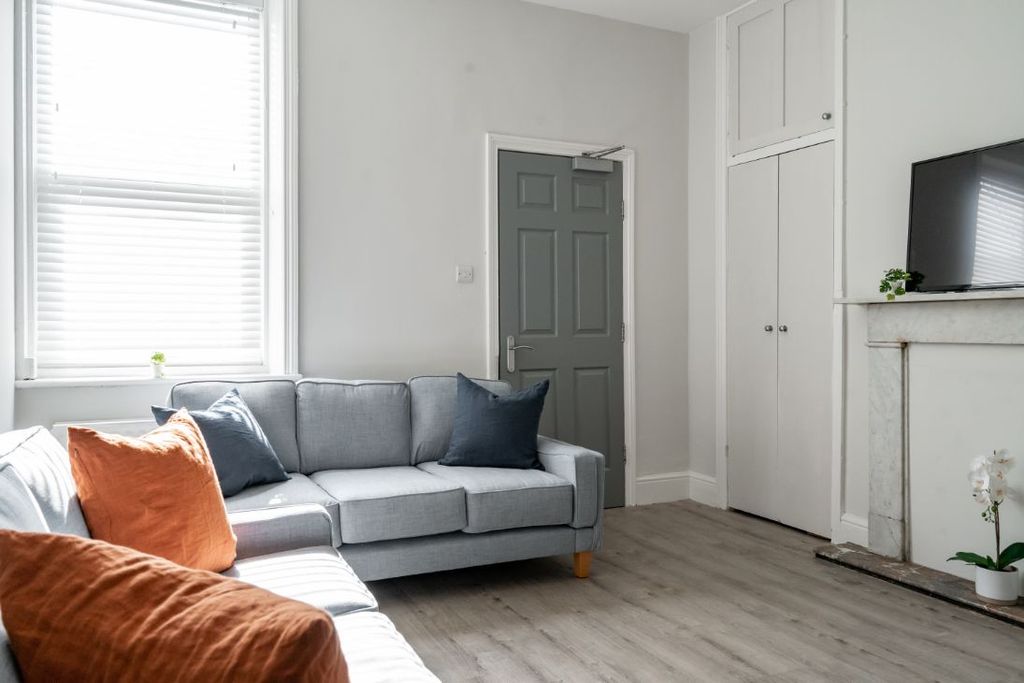 Property photo 1 of 13 5Ca - Living Area