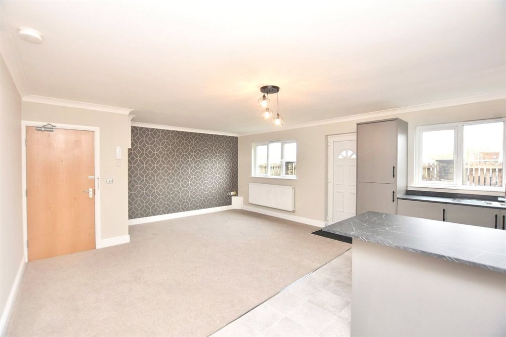 Property photo 2 of 15 Lounge