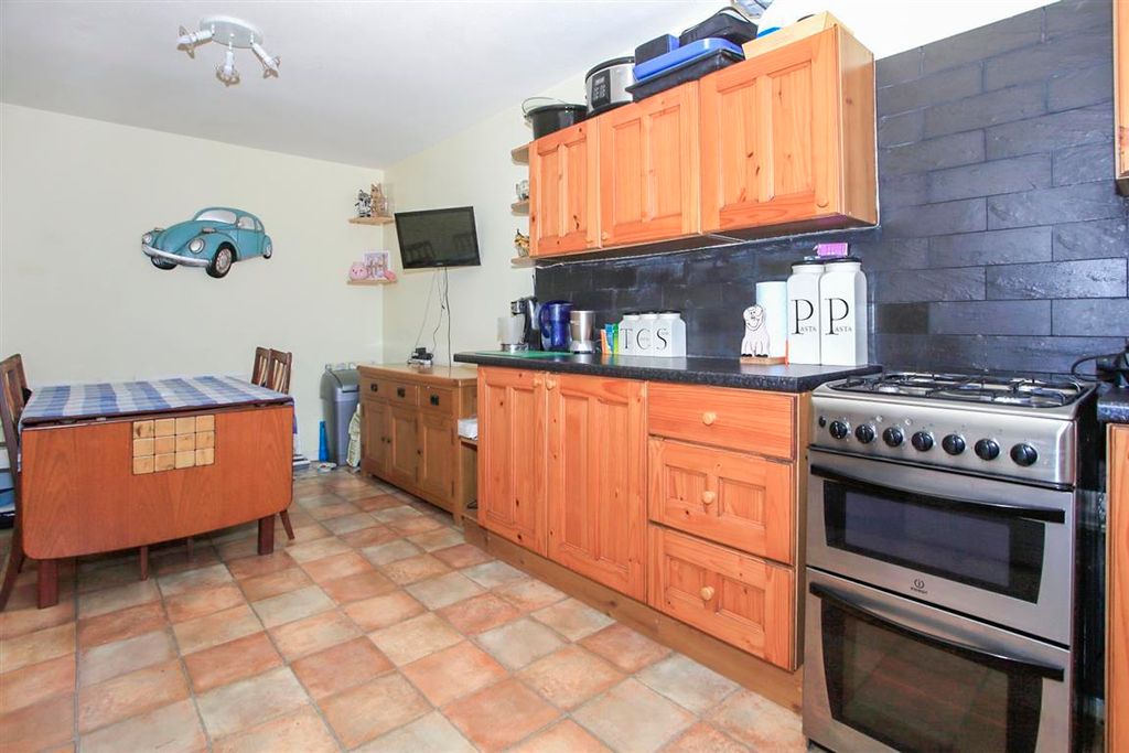 Property photo 3 of 10 Kitchen
