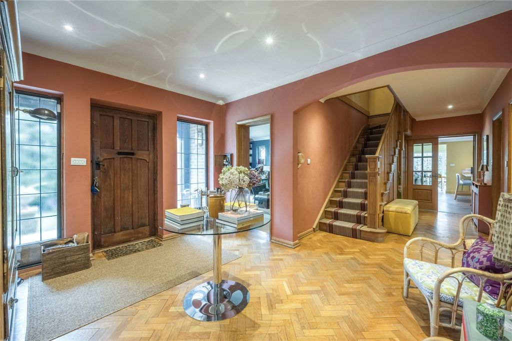 Property photo 3 of 23 Entrance Hall