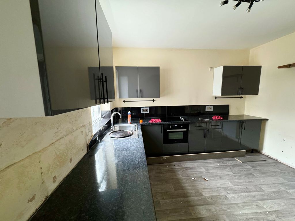 Property photo 3 of 11 Kitchen