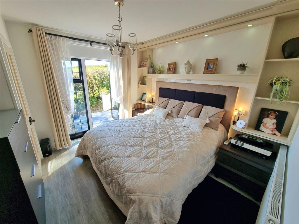 Property photo 3 of 25 Bed 3.Jpg