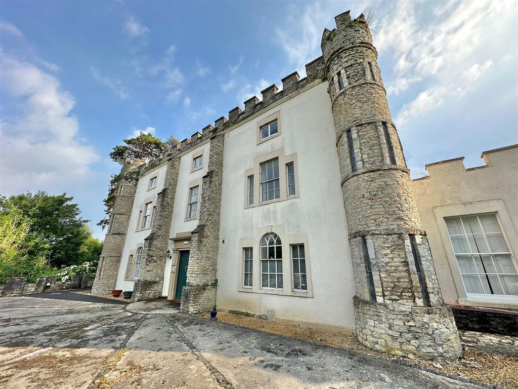 Property photo 1 of 12 Communal Entrance &amp; Grounds