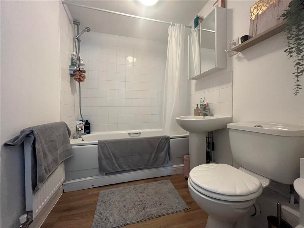 Property photo 3 of 9 Bathroom