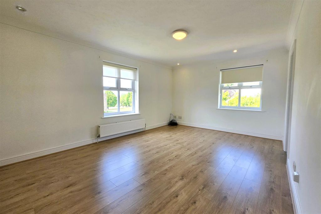 Property photo 2 of 8 Dual Aspect Lounge