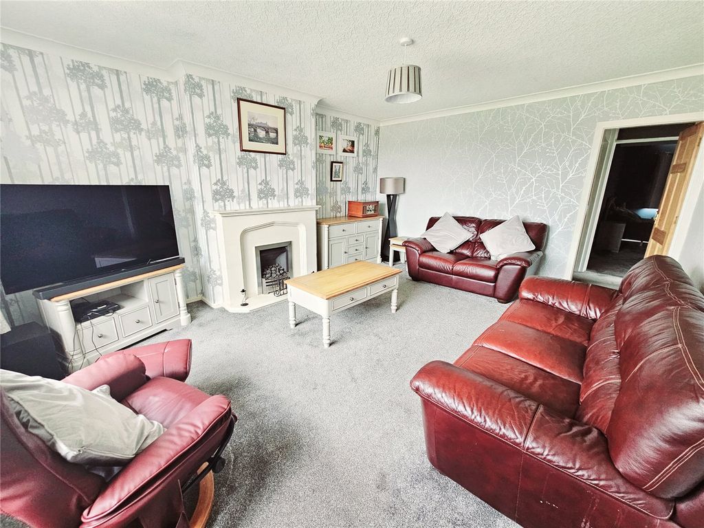 Property photo 3 of 20 Lounge