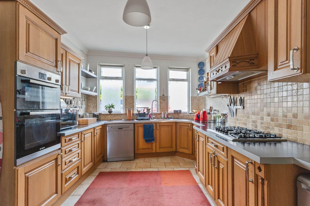 Property photo 2 of 36