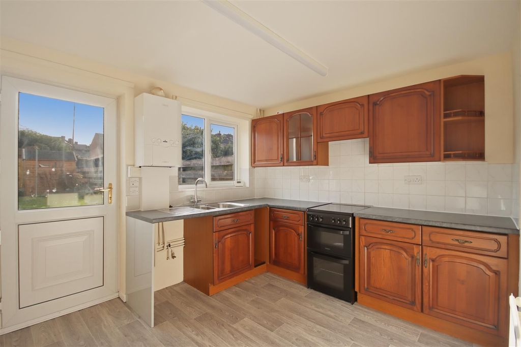 Property photo 3 of 11 Kitchen