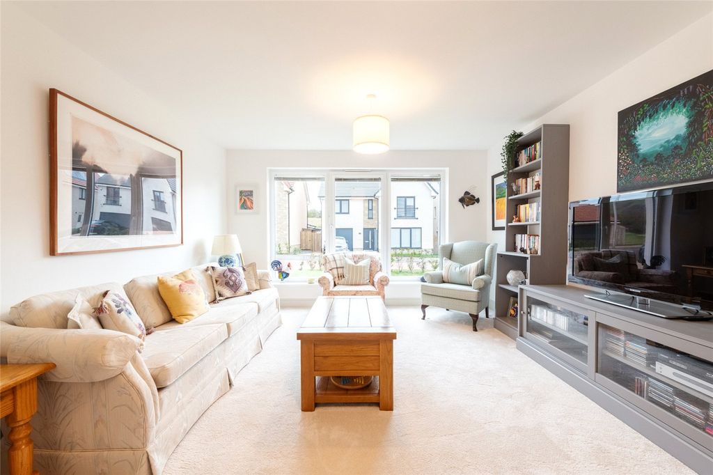 Property photo 2 of 28 Pikemen Crescent