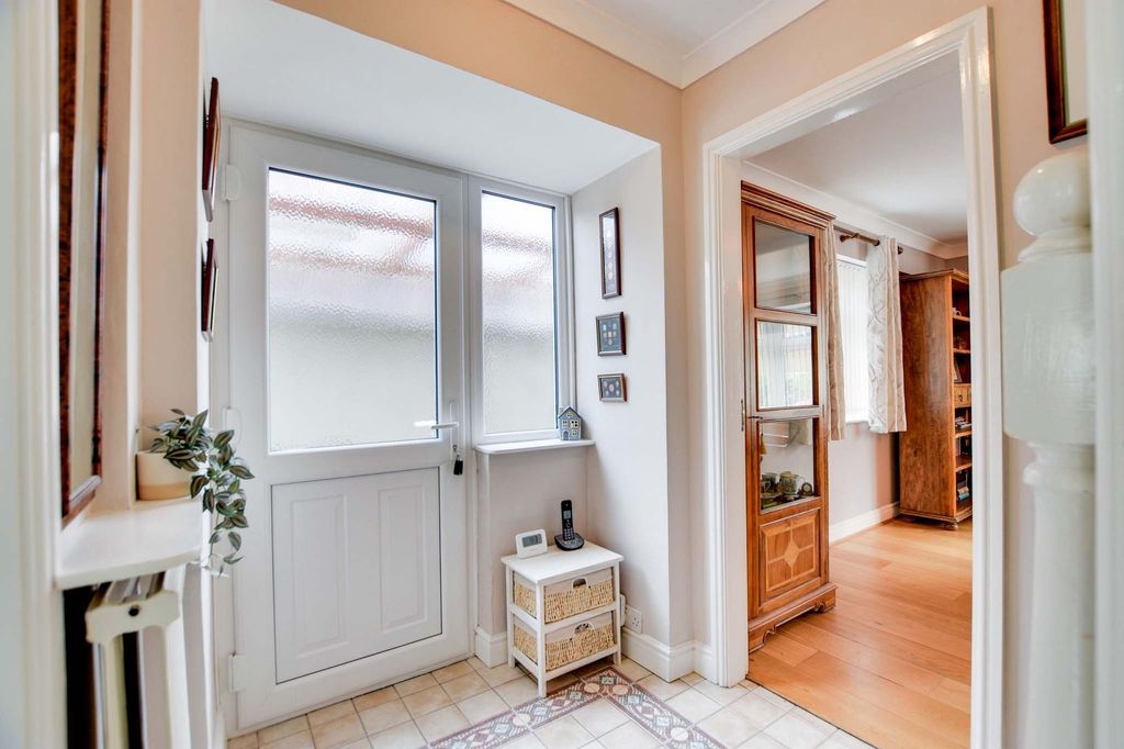 Property photo 2 of 21 Hallway