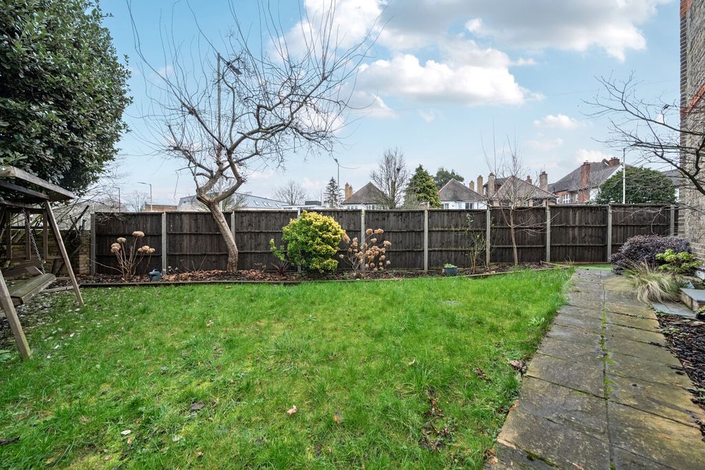 Property photo 3 of 23 1407320-10-698dc9...