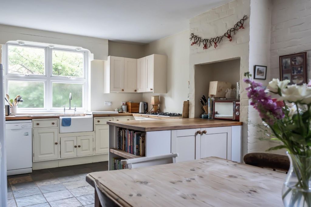 Property photo 2 of 19 1415742-10-699c4E7774828.Jpg