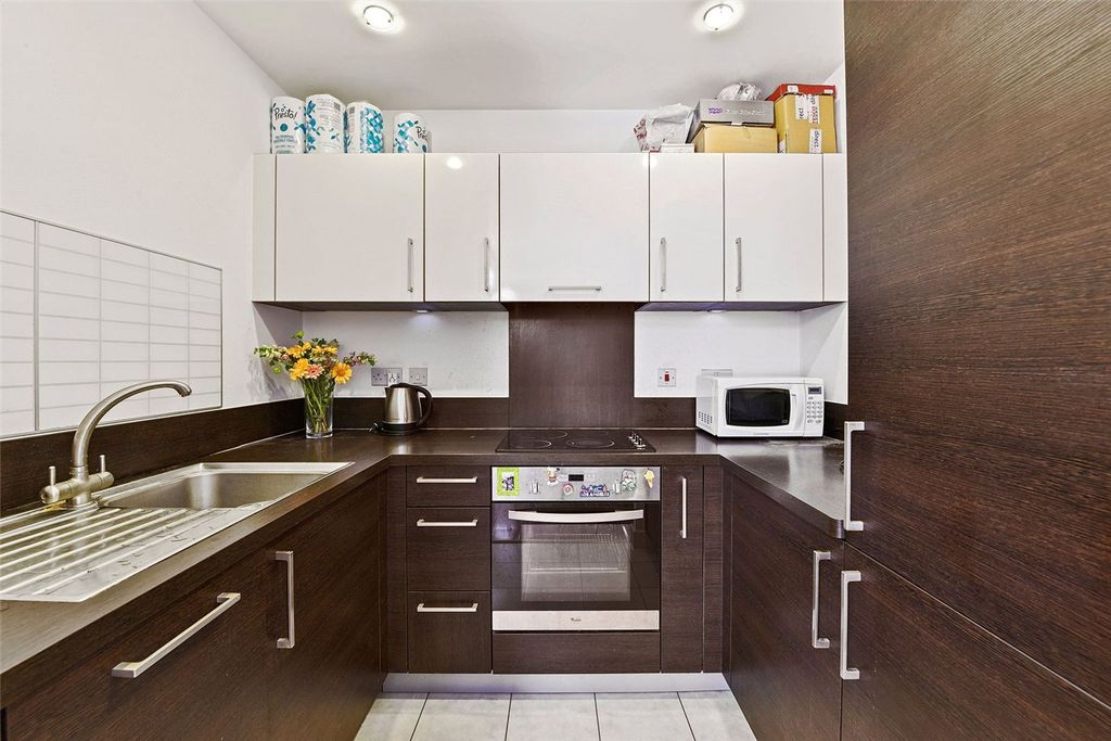 Property photo 3 of 8 Oxley Square, Bow E3