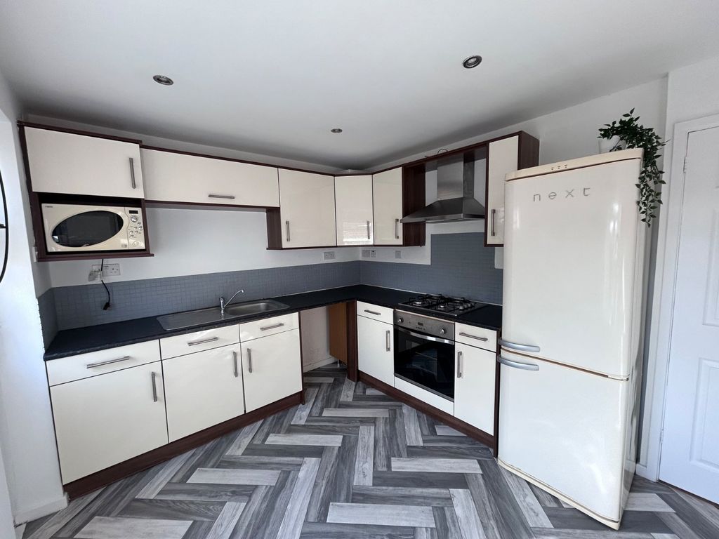 Property photo 3 of 19 Kitchen