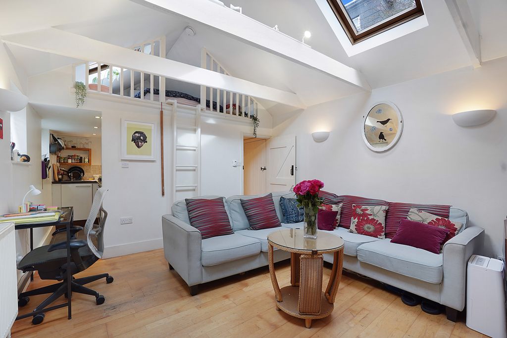 Property photo 1 of 10 2 Bedroom House For Rent