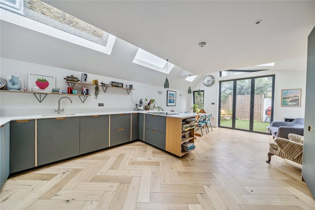 Property photo 2 of 18 Picture No. 37